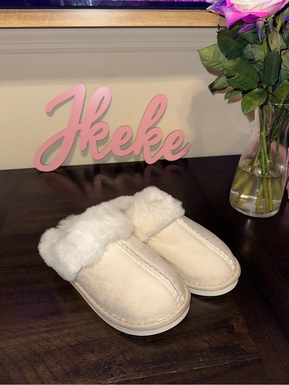 Beige Faux Fur Women's Plush Slippers sizes 6, 7, 8, 9